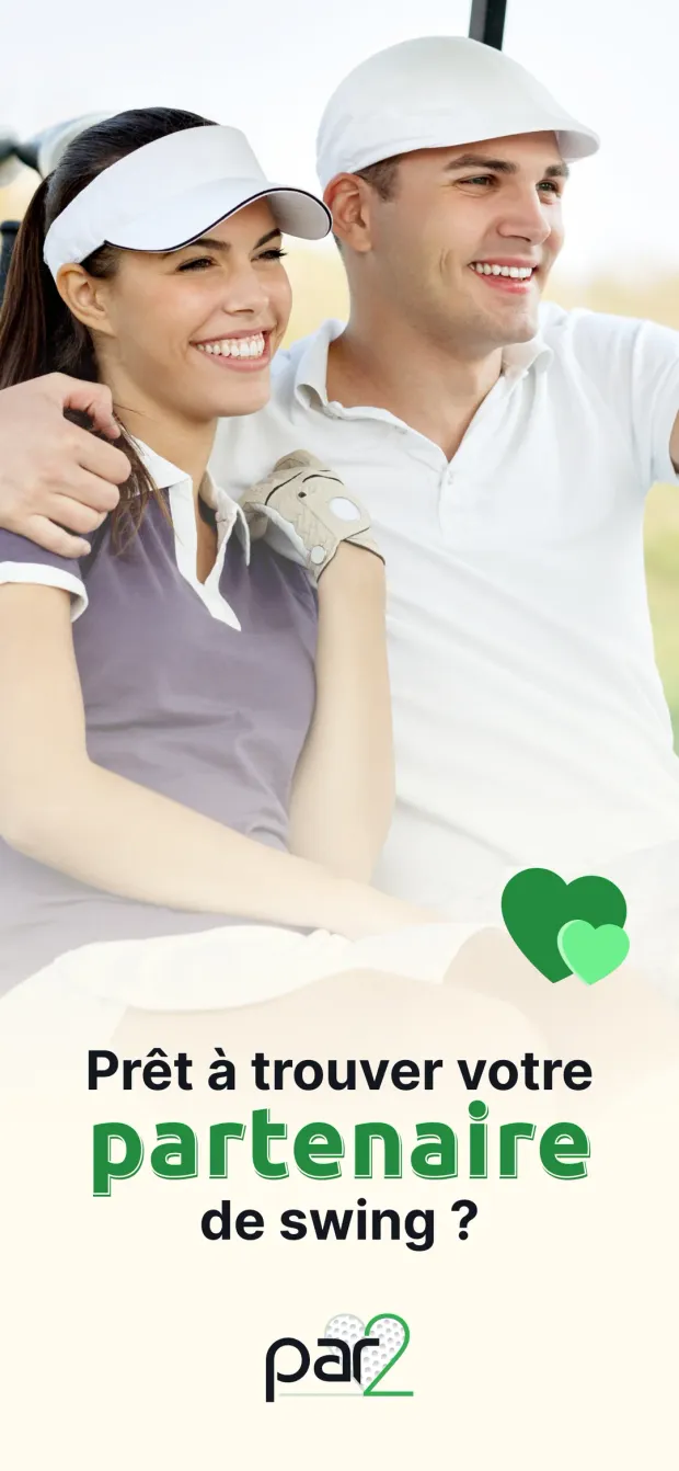 Couple de golfeurs en voiturette
